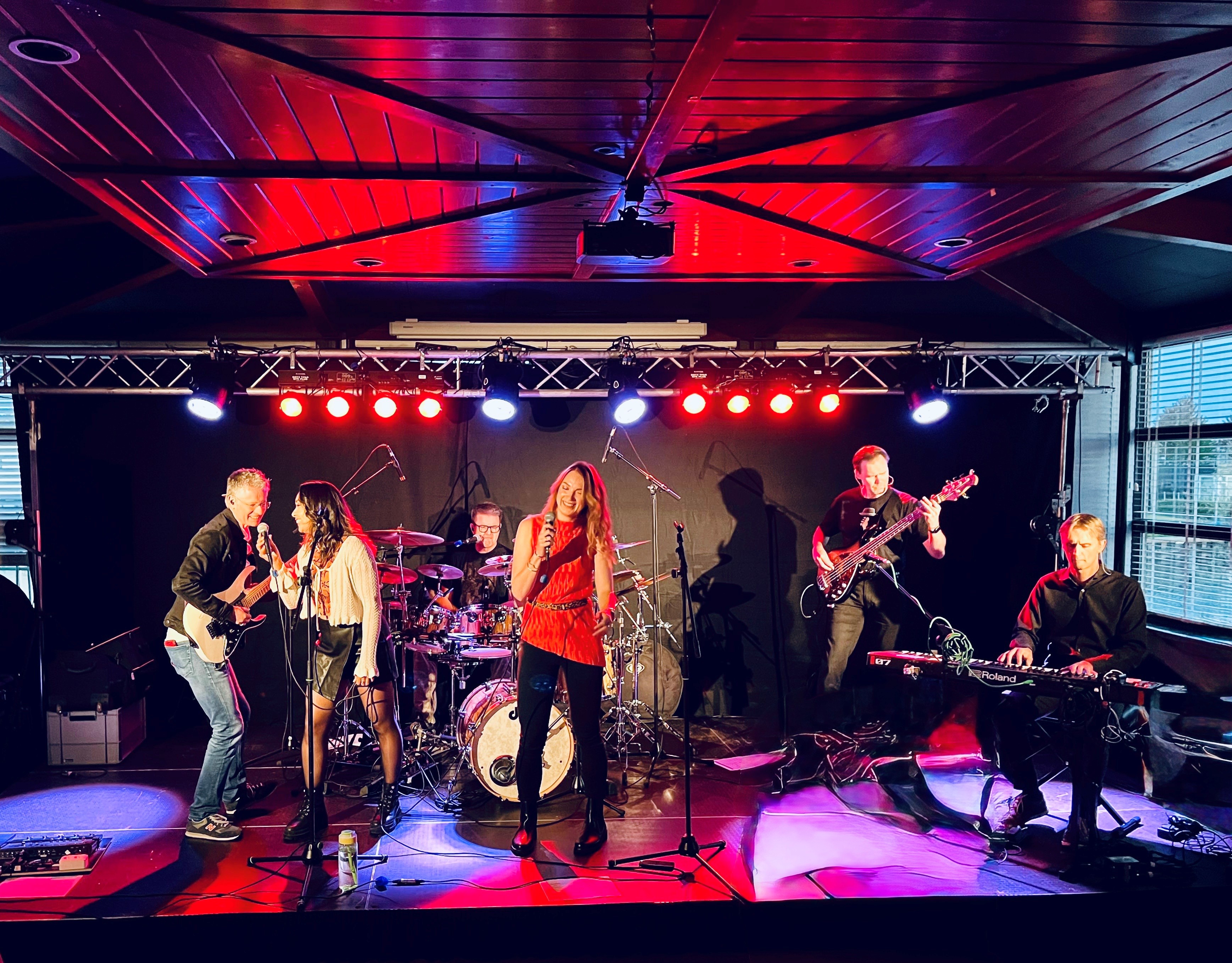 Nikki en Emma – zangeressen van Miss Chief & the Bandits